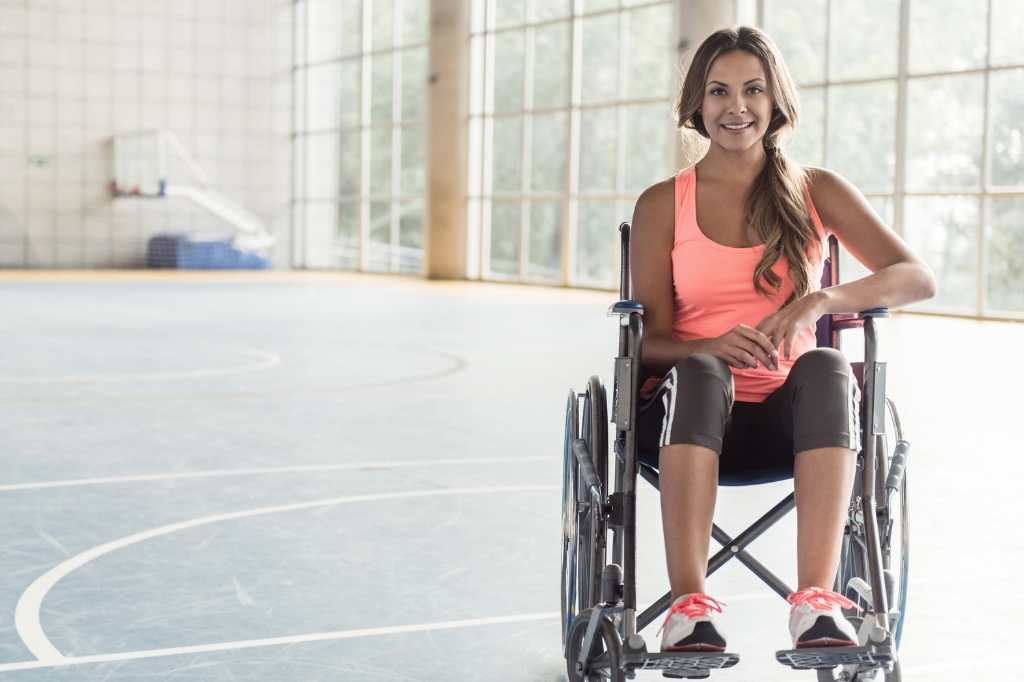 mujer haciendo ejercicio en silla de ruedas
